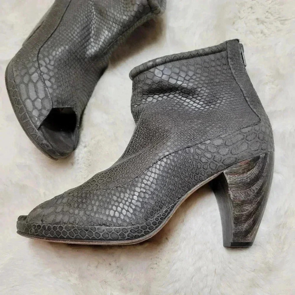 Colleen Cordero Open Toe Heeled Boots Grey Snakeskin Wood Heel Size 8 USA Made - Picture 3 of 9